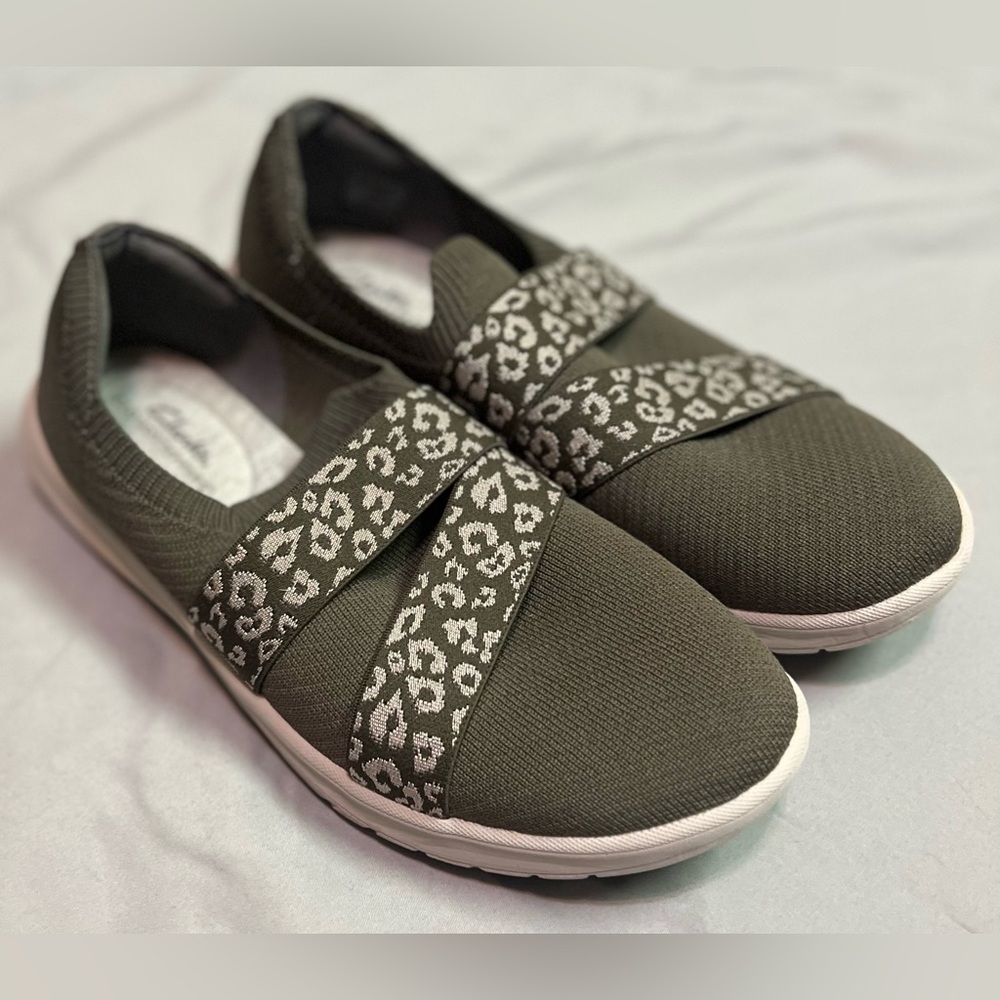 Clarks Cloudsteppers Washable Knit Slip-Ons Adella Stride Dark Olive. Size 9 GUC